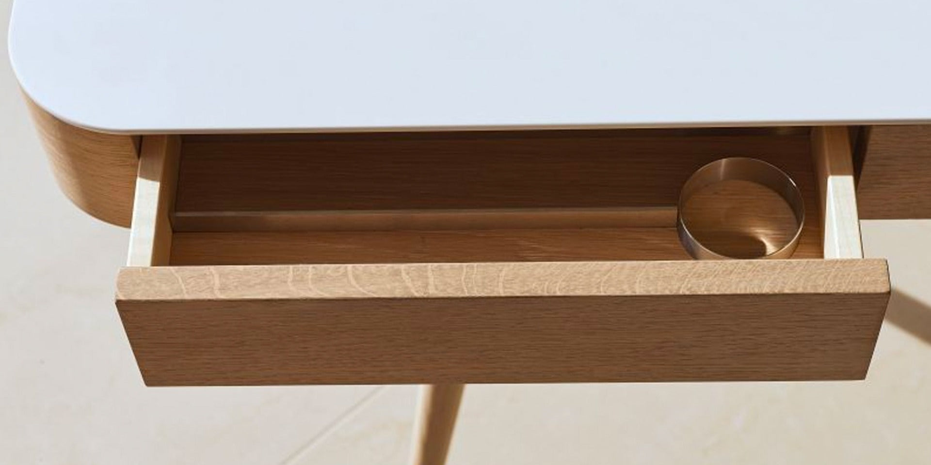 AK 1330 skrivebord m/Corian top - Naver Collection