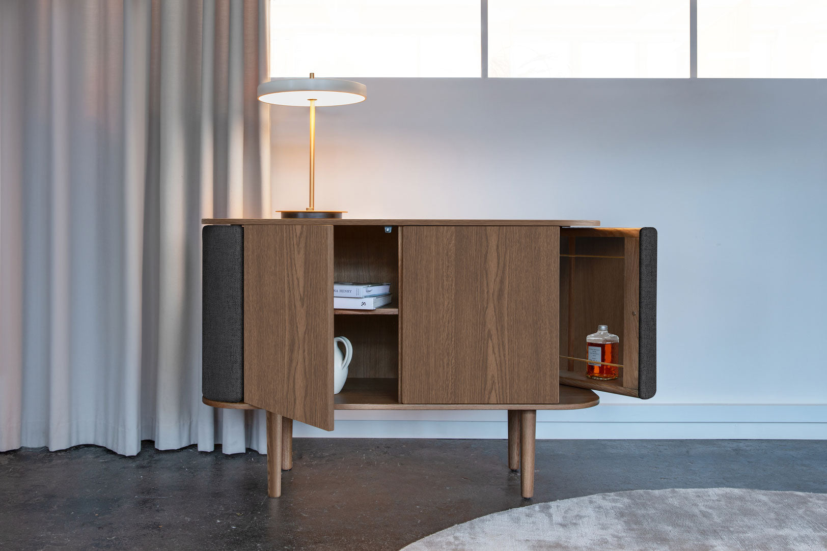 Treasures 2-Dørs Skab - Dark Oak / Shadow - 109x75x43 - Umage