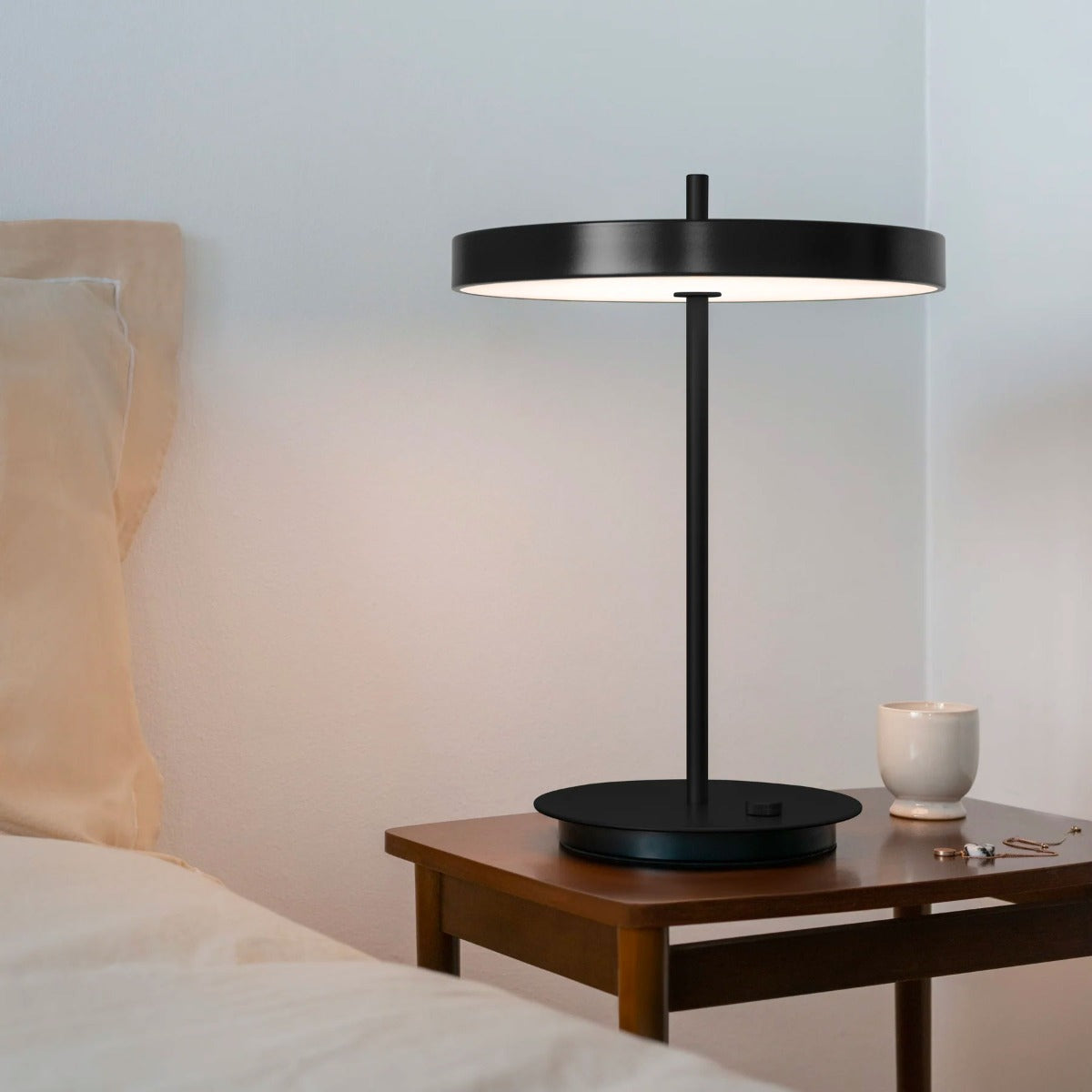 Asteria bordlampe - Black / Black Base - H: 41,5 cm - Umage