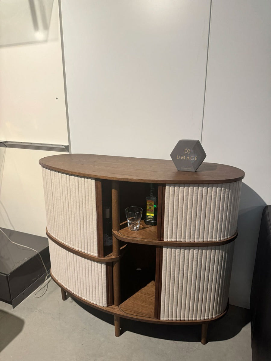 Audacious Highboard - Dark Oak / White Sands - Umage (UDSTILLINGSMODEL)