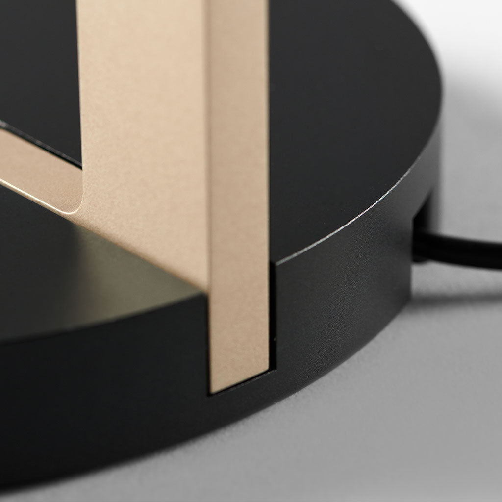 BLADE T1 Slim Bordlampe - Matt Black / Satin Gold - Light Point / Studio F. A. Porsche