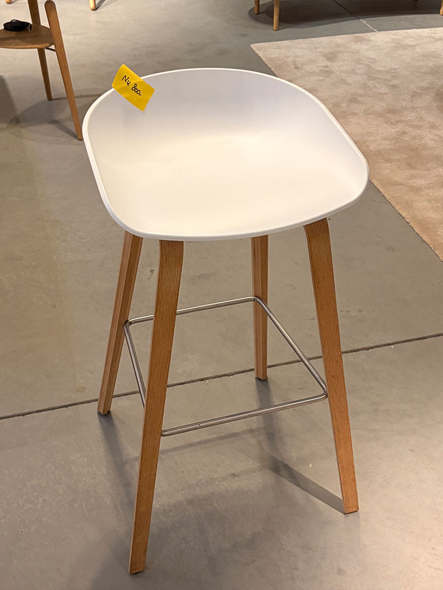 AAS32 Barstol - Eg/Hvid - Hay (UDSTILLINGSMODEL)