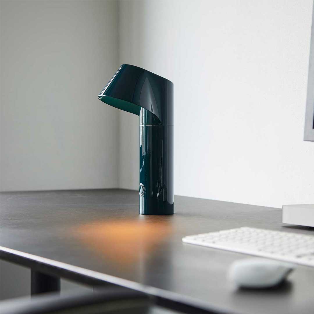 Willow Trådløs Bordlampe - Midnight Green - Loom Design