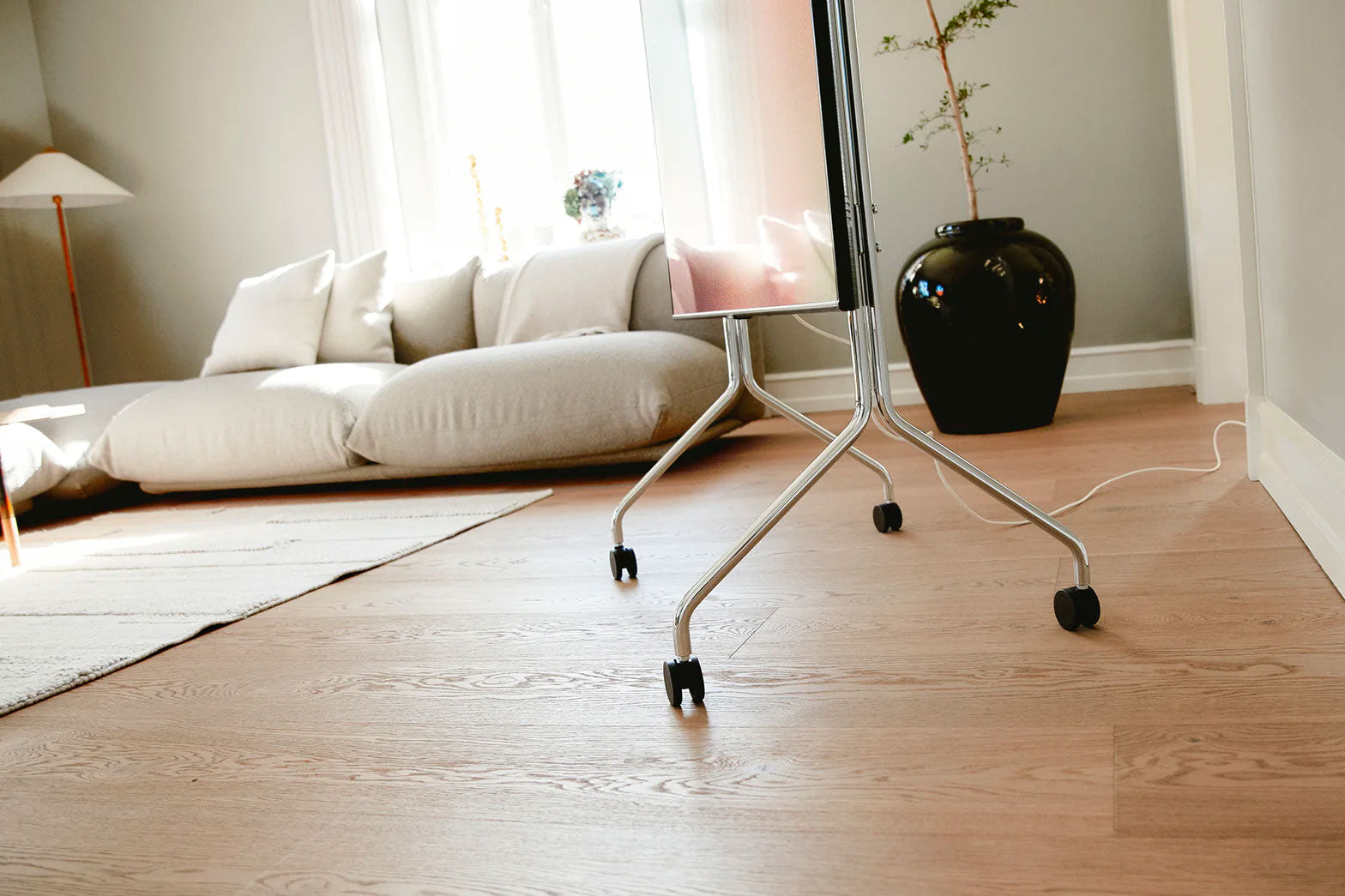 Moon Rollin' TV Stander - Krom - Pedestal