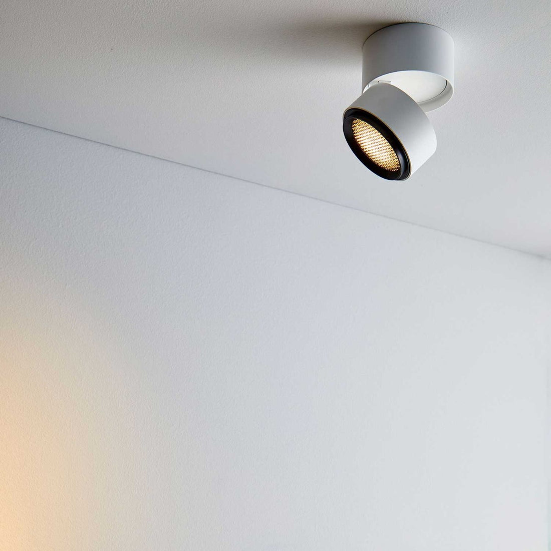 Ray Spot Loft/Vægspot - Hvid - Loom Design