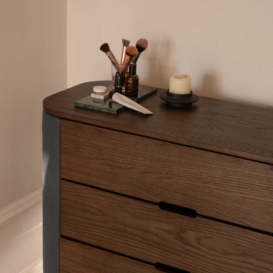 Treasures Kommode - 109.2x93x43 - Dark Oak / Shadow - Umage